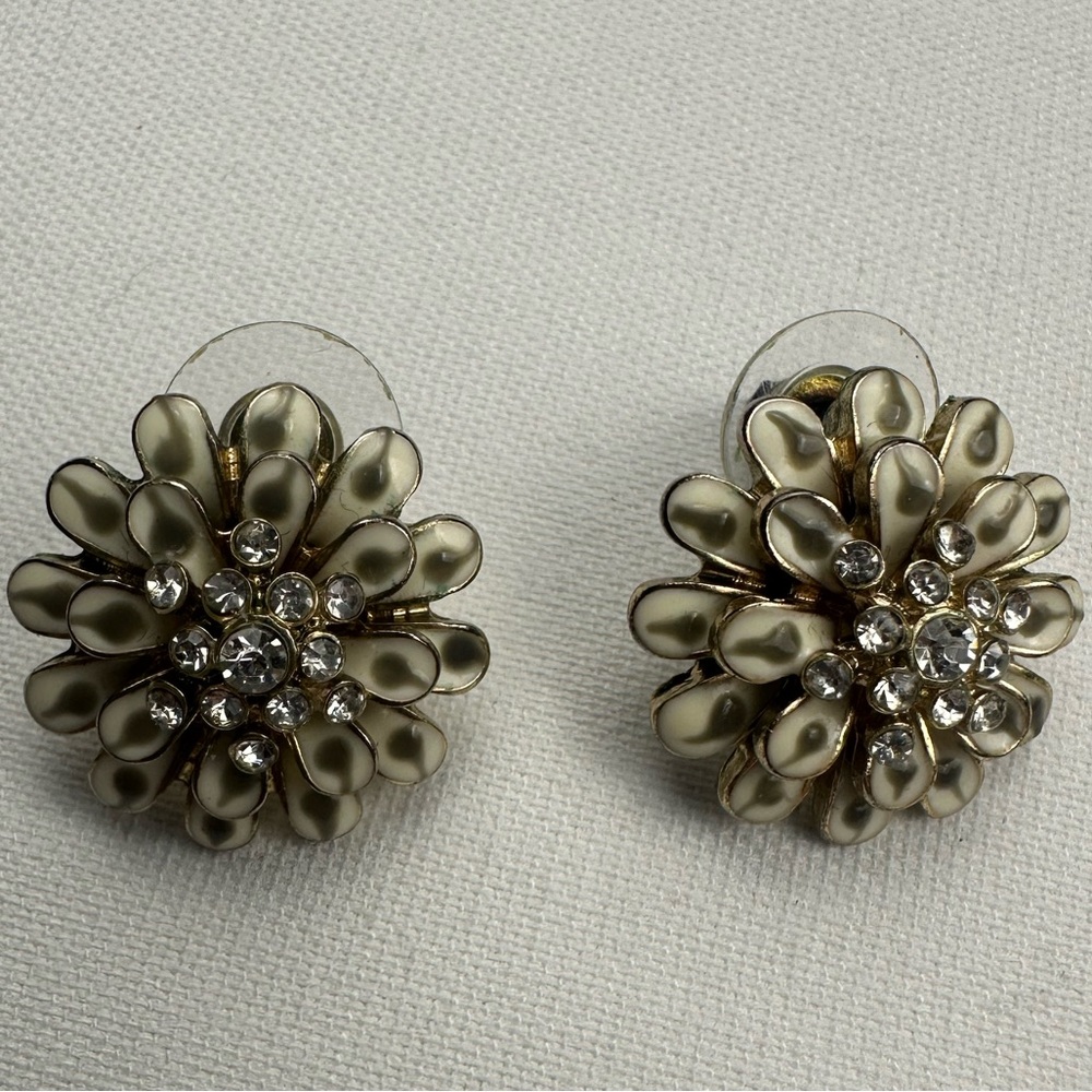 Cream/gold flower shaped artistic metal earring.